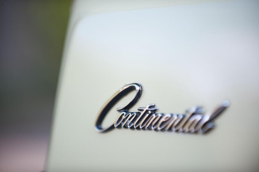  Lincoln Continental 4-Door Convertible 1966 года  (фото 11 из 16)